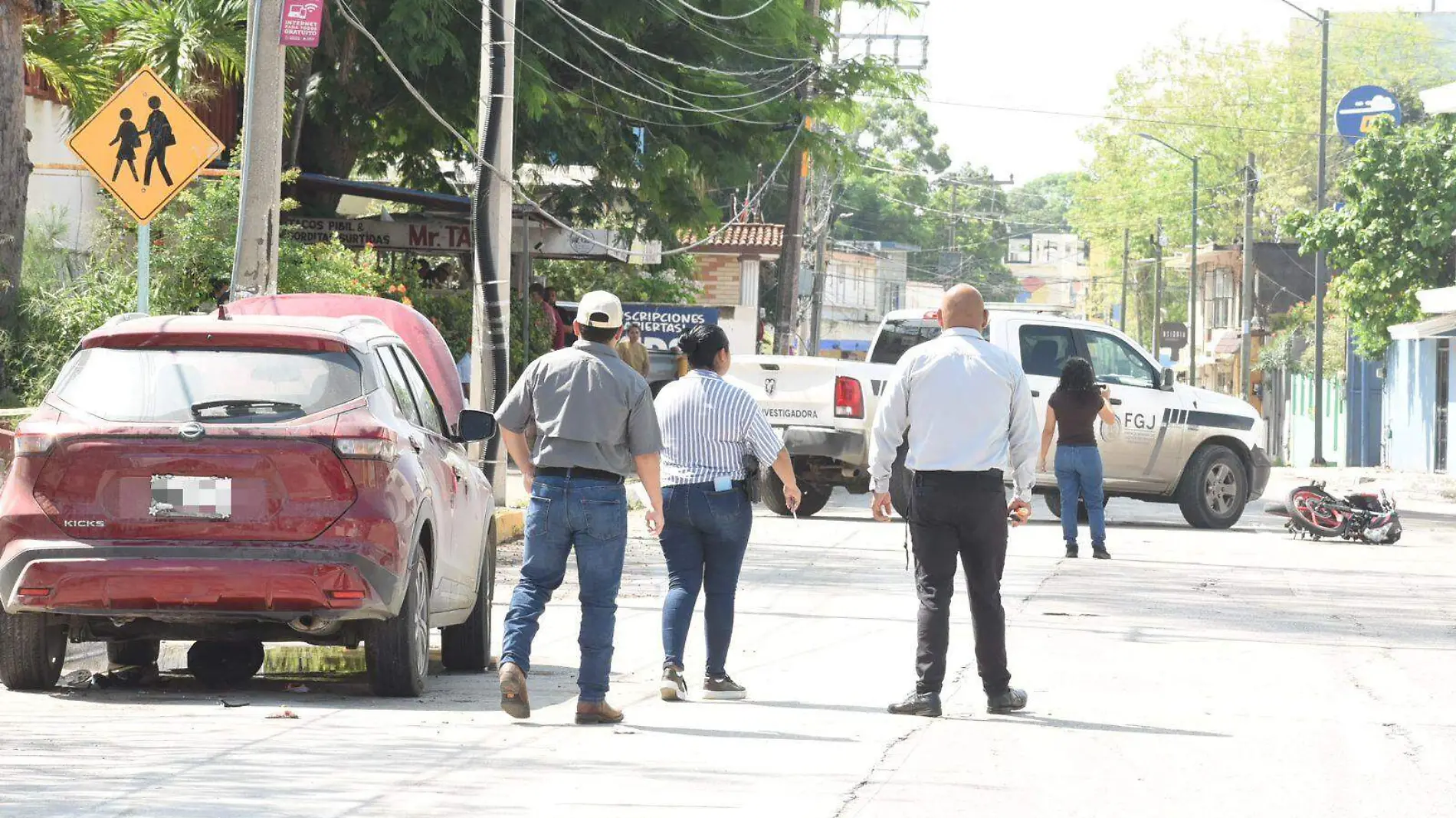 Los tres jóvenes fueron sacados de debajo del automóvil 